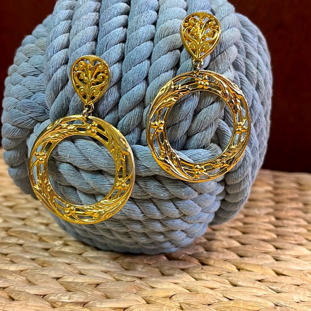 Vintage gold tone vine design posted earrings